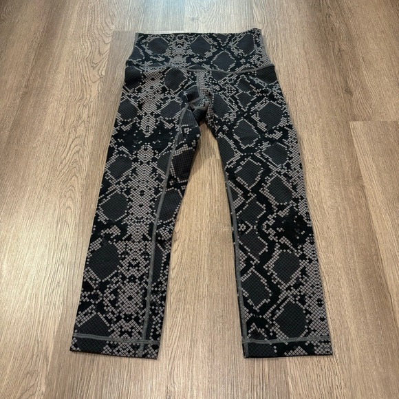 Lululemon Wunder Under Cropped Leggings Women’s 6 Black/Gray‎ Snake Skin Print - Picture 1 of 3
